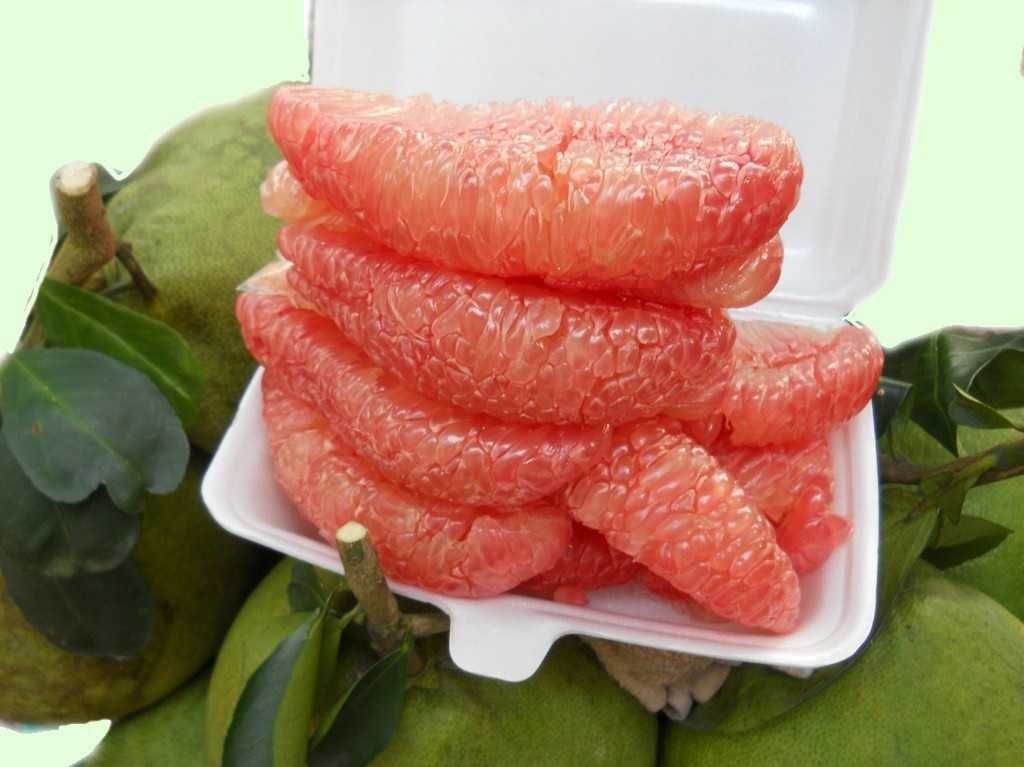 Múi bưởi da xanh Bến Tre tép hồng đỏ đã bóc sạch vỏ lụa