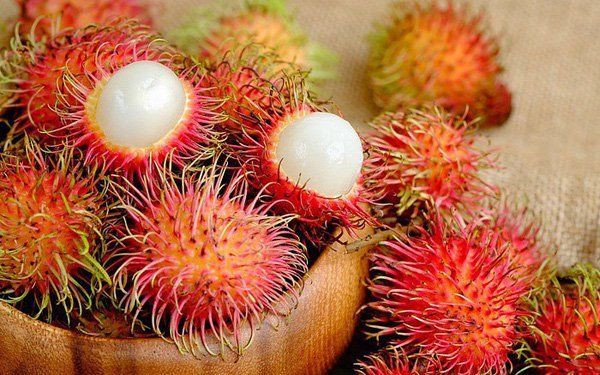 Chôm chôm tróc vỏ đỏ, vài quả bóc lộ cơm trắng