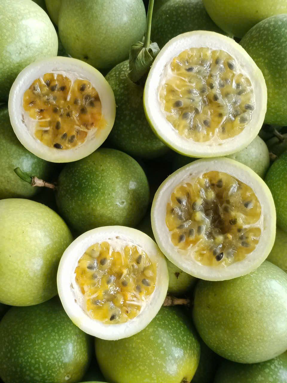 Chanh dây bổ đôi lộ ruột vàng nhiều hạt