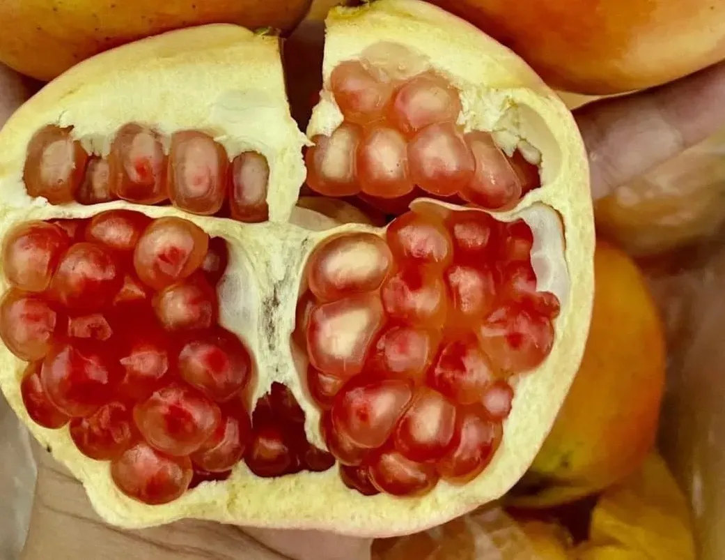 Lựu trắng bổ đôi, hạt màu hồng nhạt