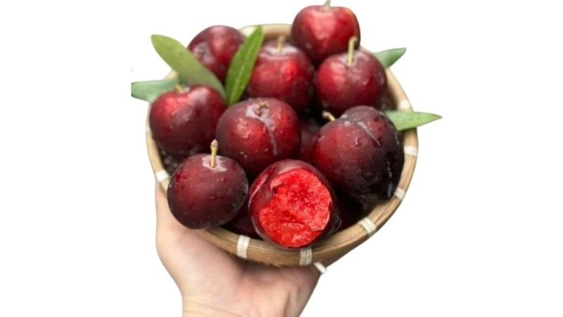 Bát mận cherry vỏ đỏ tím, một quả cắt đôi