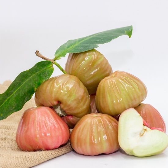Mận đá đường vỏ hồng, một quả bổ đôi lộ ruột trắng